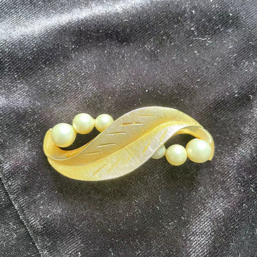 vintage kramer gold tone with pearls brooch